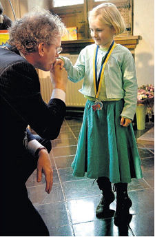 Een handkus van burgemeester Thom de Graaf (foto:Bert Beelen)