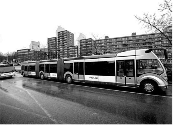Nieuwe Phileas bus geparkeerd aan de Spoorstraat